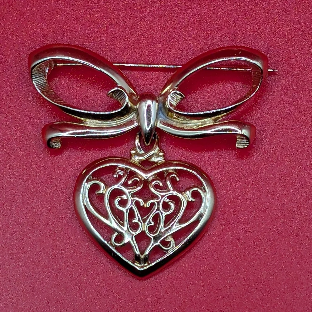 Vintage Elegant Gold Tone Heart Bow Brooch EUC